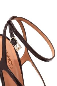 صندل زنانه زرشکی چرم پاشنه‌نازک بلند بنددار دری مد