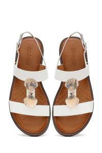 صندل زنانه سفید با جزئیات اکسسوری دری مد