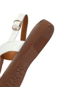 صندل زنانه سفید با جزئیات اکسسوری دری مد