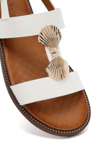 صندل زنانه سفید با جزئیات اکسسوری دری مد