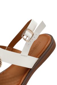 صندل زنانه سفید با جزئیات اکسسوری دری مد