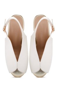 صندل زنانه سفید بند پشت‌دار نگین‌دار پاشنه‌بلند ضخیم دری مد