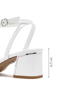 صندل زنانه سفید بنددار پاشنه‌ضخیم کوتاه دری مد