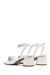 صندل زنانه سفید بنددار پاشنه‌ضخیم کوتاه دری مد