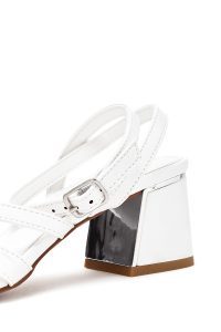 صندل زنانه سفید بنددار پاشنه‌ضخیم کوتاه دری مد