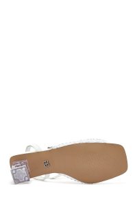 صندل زنانه سفید نگین‌دار شفاف پاشنه‌ضخیم بنددار دری مد