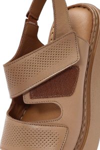 صندل زنانه شتری چرم تخت ضخیم بندی راحتی دری مد