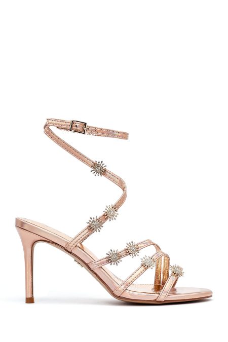 صندل زنانه صورتی متالیک نگین‌دار پاشنه‌نازک بنددار دری مد