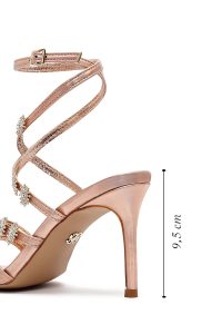 صندل زنانه صورتی متالیک نگین‌دار پاشنه‌نازک بنددار دری مد