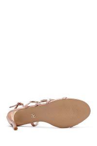 صندل زنانه صورتی متالیک نگین‌دار پاشنه‌نازک بنددار دری مد