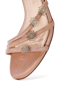 صندل زنانه صورتی متالیک نگین‌دار پاشنه‌نازک بنددار دری مد