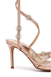 صندل زنانه صورتی متالیک نگین‌دار پاشنه‌نازک بنددار دری مد