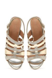 صندل زنانه طلایی متالیک پاشنه‌ضخیم بنددار دری مد