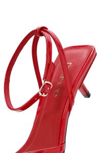 صندل زنانه قرمز چرم ورنی بنددار پاشنه‌دار دری مد