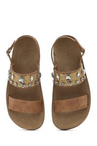 صندل زنانه قهوه‌ای با زیره ضخیم و نگین‌دار دری مد