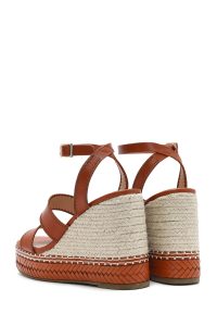 صندل زنانه قهوه‌ای بنددار پاشنه لژ کنفی دری مد