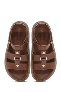 صندل زنانه قهوه‌ای روشن بنددار تخت ضخیم دری مد