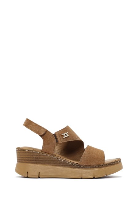 صندل زنانه قهوه‌ای روشن جیر بنددار لژدار راحتی دری مد