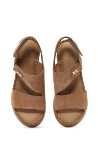 صندل زنانه قهوه‌ای روشن جیر بنددار لژدار راحتی دری مد