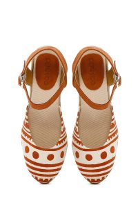 صندل زنانه قهوه‌ای روشن طرح‌دار لژدار اسپادریل دری مد