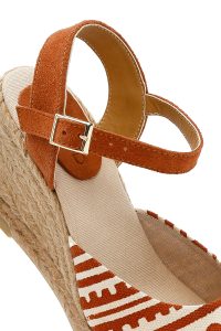 صندل زنانه قهوه‌ای روشن طرح‌دار لژدار اسپادریل دری مد