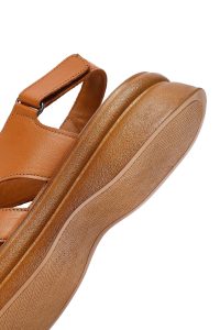 صندل زنانه قهوه‌ای روشن چرم بند پشت باز دری مد