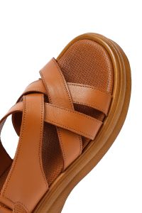 صندل زنانه قهوه‌ای روشن چرم بند پشت باز دری مد