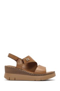 صندل زنانه قهوه‌ای روشن چرم بنددار لژدار راحتی دری مد