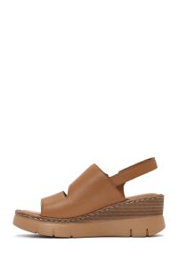 صندل زنانه قهوه‌ای روشن چرم بنددار لژدار راحتی دری مد