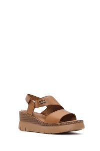 صندل زنانه قهوه‌ای روشن چرم بنددار لژدار راحتی دری مد