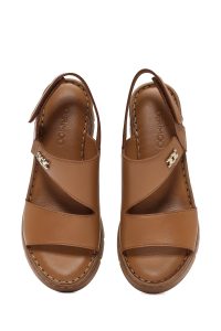 صندل زنانه قهوه‌ای روشن چرم بنددار لژدار راحتی دری مد