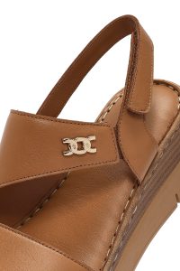 صندل زنانه قهوه‌ای روشن چرم بنددار لژدار راحتی دری مد