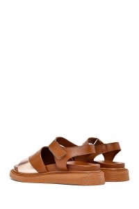 صندل زنانه قهوه‌ای روشن چرم تخت بندی دری مد