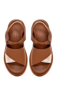 صندل زنانه قهوه‌ای روشن چرم تخت بندی دری مد