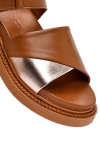 صندل زنانه قهوه‌ای روشن چرم تخت بندی دری مد