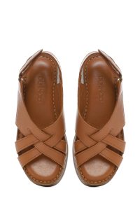 صندل زنانه قهوه‌ای روشن چرم تخت ضخیم راحتی دری مد