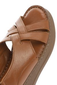 صندل زنانه قهوه‌ای روشن چرم تخت ضخیم راحتی دری مد