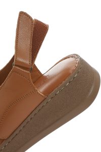 صندل زنانه قهوه‌ای روشن چرم تخت ضخیم راحتی دری مد