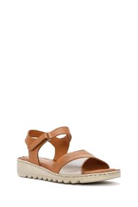 صندل زنانه قهوه‌ای روشن چرم راحتی بنددار دری مد