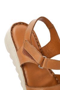 صندل زنانه قهوه‌ای روشن چرم راحتی بنددار دری مد