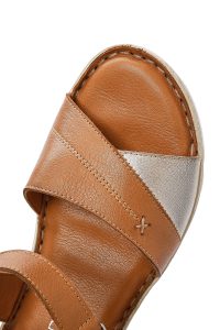 صندل زنانه قهوه‌ای روشن چرم راحتی بنددار دری مد