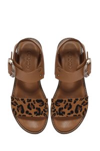 صندل زنانه قهوه‌ای روشن چرم طرح پلنگی سگک‌دار دری مد