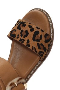 صندل زنانه قهوه‌ای روشن چرم طرح پلنگی سگک‌دار دری مد