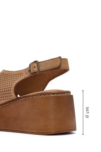 صندل زنانه قهوه‌ای روشن چرم طرح‌دار لژدار بنددار راحتی دری مد