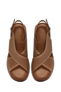 صندل زنانه قهوه‌ای روشن چرم طرح‌دار لژدار بنددار راحتی دری مد