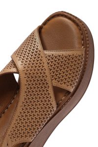 صندل زنانه قهوه‌ای روشن چرم طرح‌دار لژدار بنددار راحتی دری مد