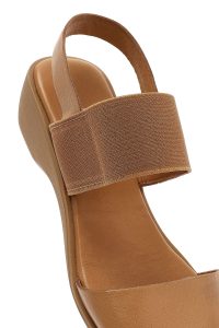 صندل زنانه قهوه‌ای روشن چرم لژدار دری مد