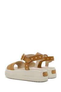 صندل زنانه قهوه‌ای روشن چرم نبوک بنددار تخت ضخیم دری مد