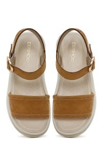 صندل زنانه قهوه‌ای روشن چرم نبوک بنددار تخت ضخیم دری مد