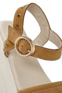 صندل زنانه قهوه‌ای روشن چرم نبوک بنددار تخت ضخیم دری مد